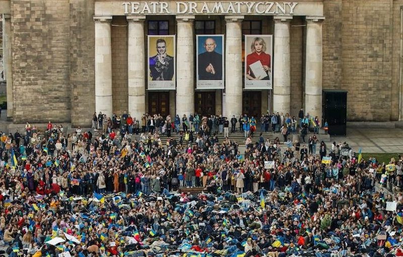 «Припиніть обіцяти, почніть діяти!»: у Варшаві тисячі людей лягли на землю у пам’ять про загиблих в Україні (ВІДЕО)