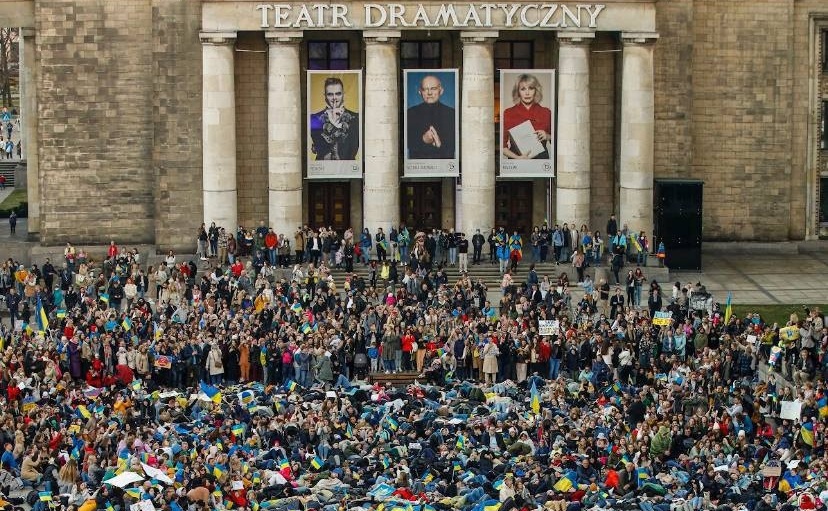 "Припиніть обіцяти, почніть діяти!": у Варшаві тисячі людей лягли на землю у пам'ять про загиблих в Україні (ВІДЕО) 4