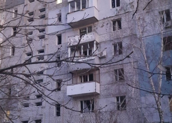 Сегодняшний обстрел Корабельного района Николаева – есть раненый, повылетали окна в многоэтажках и побило припаркованные машины (ФОТО)