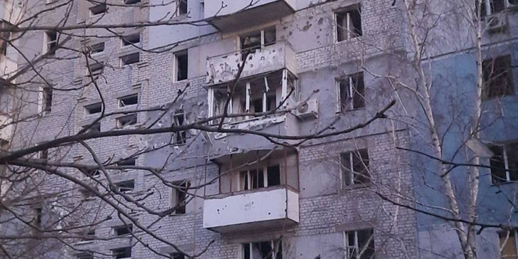 Сегодняшний обстрел Корабельного района Николаева – есть раненый, повылетали окна в многоэтажках и побило припаркованные машины (ФОТО)