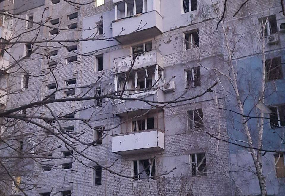 Сегодняшний обстрел Корабельного района Николаева – есть раненый, повылетали окна в многоэтажках и побило припаркованные машины (ФОТО) 7