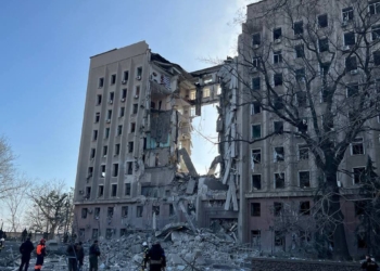 У Миколаєві рашисти зранку влучили у адміністративну будівлю – 9 постраждалих, пошуково-рятувальні роботи продовжуються