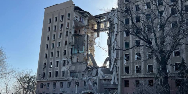 У Миколаєві рашисти зранку влучили у адміністративну будівлю – 9 постраждалих, пошуково-рятувальні роботи продовжуються