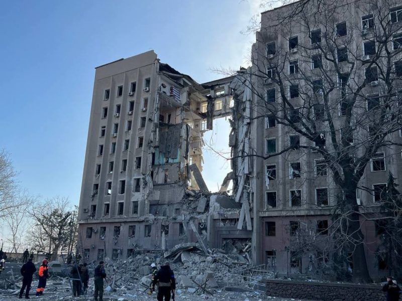 У Миколаєві рашисти зранку влучили у адміністративну будівлю – 9 постраждалих, пошуково-рятувальні роботи продовжуються