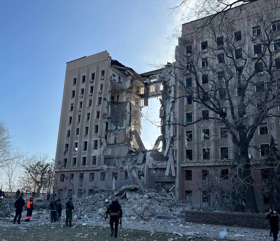 У Миколаєві рашисти зранку влучили у адміністративну будівлю – 9 постраждалих, пошуково-рятувальні роботи продовжуються 1