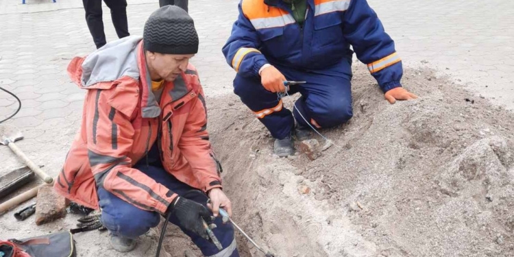 «Николаевводоканал» под обстрелами ремонтирует на Намыве перебитый подрядчиком кабель (ФОТО)