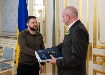 Зеленский передав голові Представництва ЄС в Україні заповнену анкету-опитувальник на кандидатство в члени ЄС – той пообіцяв, що відповіді швидко проаналізують (ФОТО)
