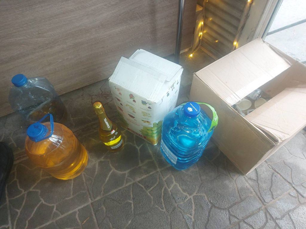 На ринку «Колос» в Миколаєві Миколаївська обласна варта виявила точку продажу сурогатного алкоголю (ФОТО) 3