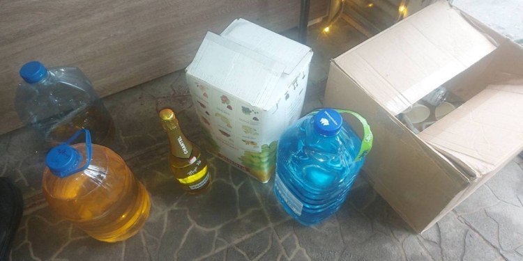 На ринку «Колос» в Миколаєві Миколаївська обласна варта виявила точку продажу сурогатного алкоголю (ФОТО)