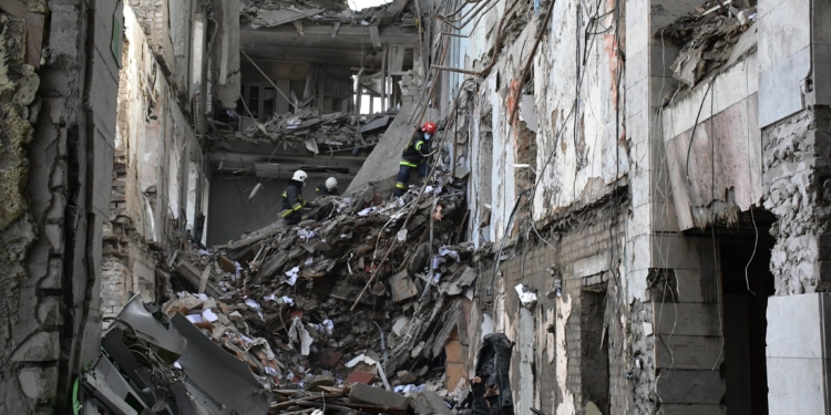 31 погибший: разбор завалов на здании Николаевской ОГА продолжается (ФОТО)