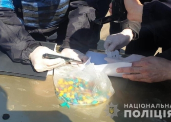 Більше 200 наркозакладок із метадоном виявили миколаївські поліцейські на блокпосту у мешканця Херсону (ФОТО, ВІДЕО)