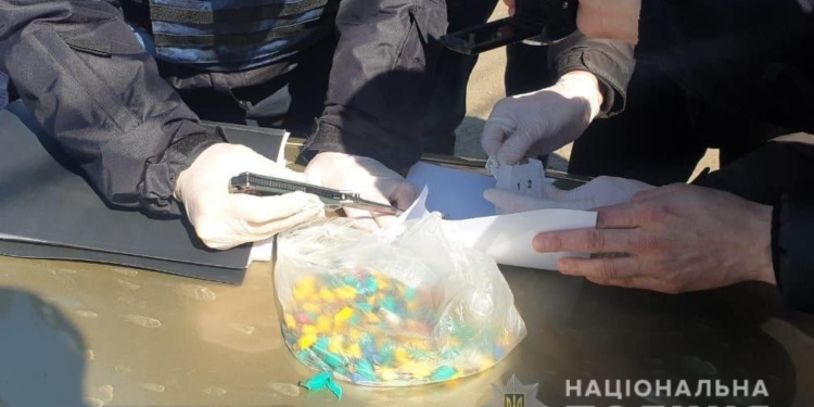 Більше 200 наркозакладок із метадоном виявили миколаївські поліцейські на блокпосту у мешканця Херсону (ФОТО, ВІДЕО)