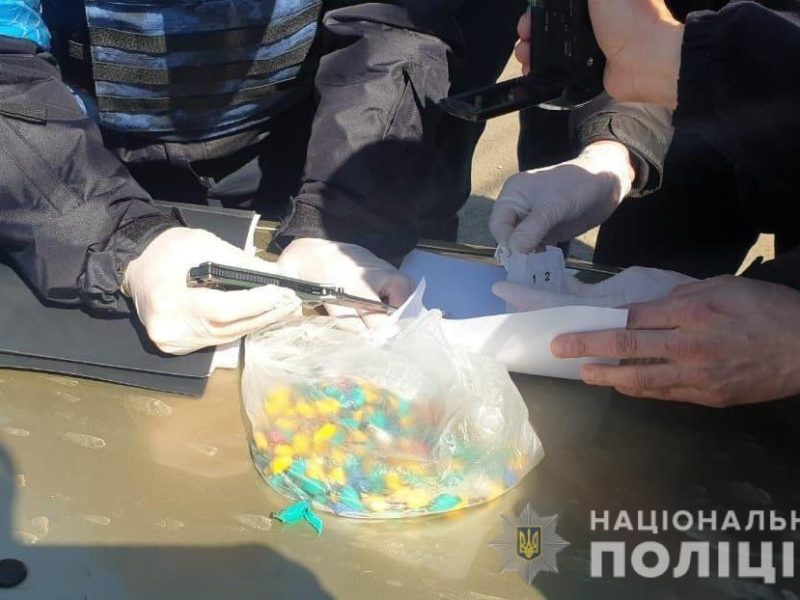 Більше 200 наркозакладок із метадоном виявили миколаївські поліцейські на блокпосту у мешканця Херсону (ФОТО, ВІДЕО)