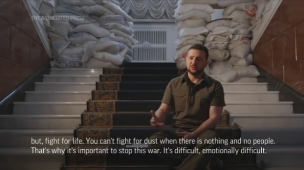 Про переговори, Маріуполь і умовах миру – Зеленський дав інтерв’ю для AP (ВІДЕО)