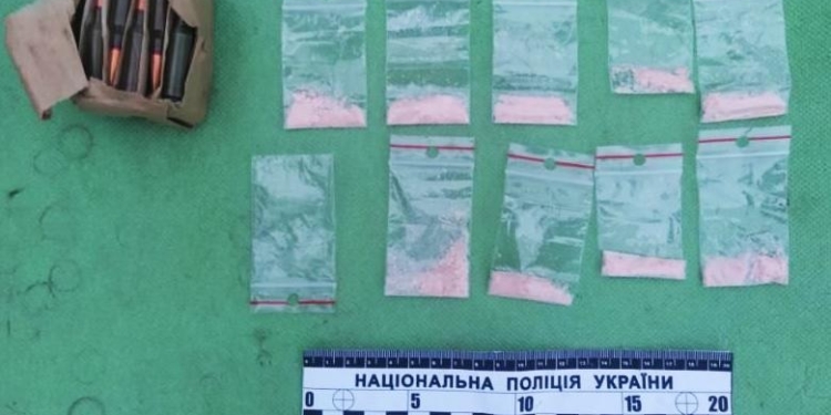 На одному з блокпостів на Миколаївщині правоохоронці затримали чоловіка з наркотиками та набоями (ФОТО)
