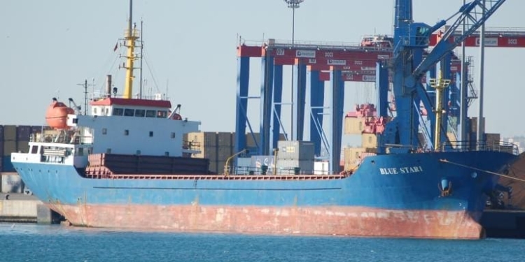 Російські окупанти захопили в полон екіпаж ще одного судна в Маріупольскому порті і вивезли до Донецьку