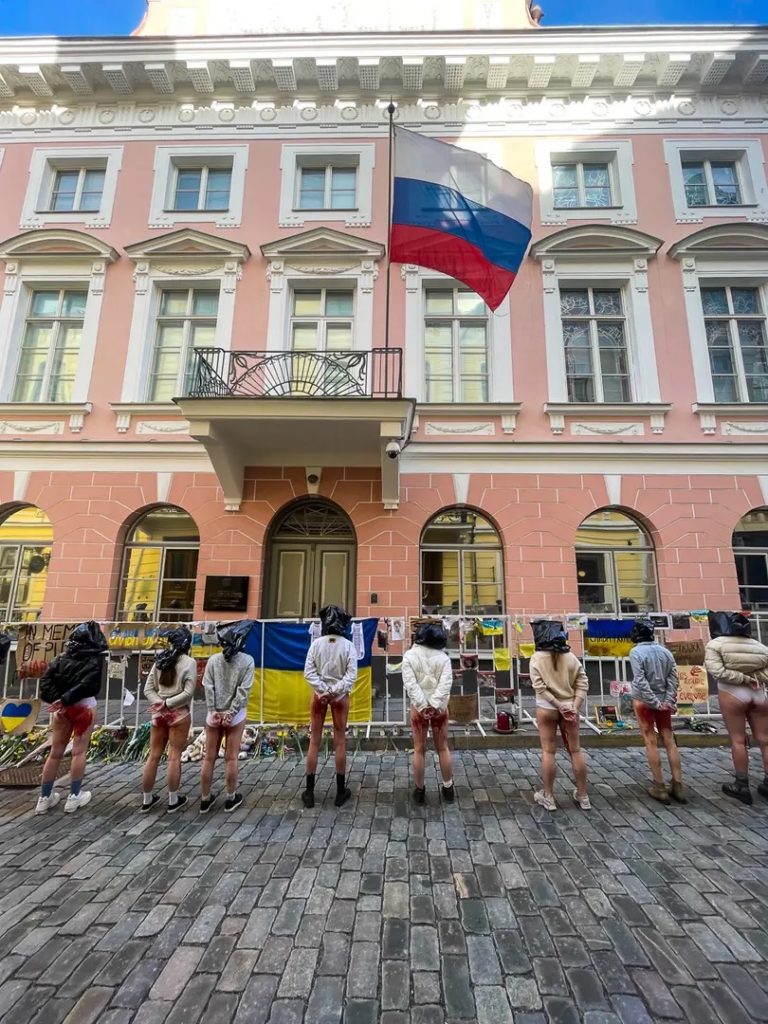 В Таллине перед посольством россии 20 женщин протестовали против изнасилований русскими оккупантами украинских женщин и детей (ФОТО) 1
