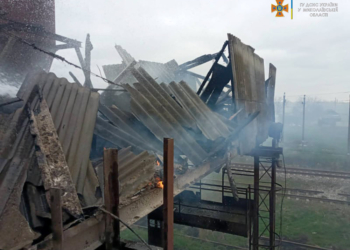 На Миколаївщині загасили пожежу на підприємстві, яка виникла внаслідок рашистського артобстрілу (ФОТО)