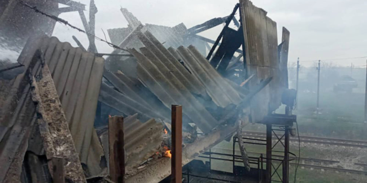 На Миколаївщині загасили пожежу на підприємстві, яка виникла внаслідок рашистського артобстрілу (ФОТО)