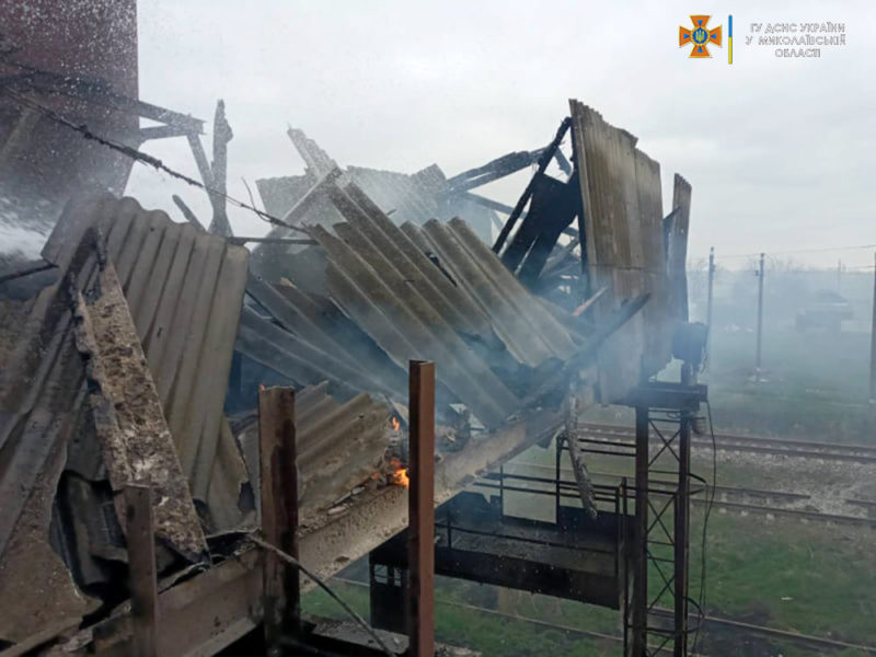 На Миколаївщині загасили пожежу на підприємстві, яка виникла внаслідок рашистського артобстрілу (ФОТО)