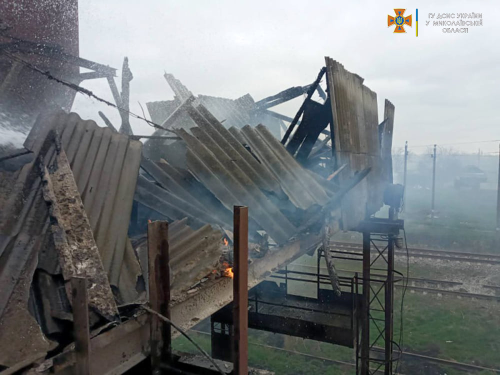 На Миколаївщині загасили пожежу на підприємстві, яка виникла внаслідок рашистського артобстрілу (ФОТО) 13