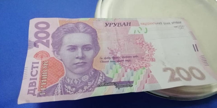 У Миколаєві поліцейські охорони затримали чоловіка з фальшивими гривнями (ФОТО, ВІДЕО)