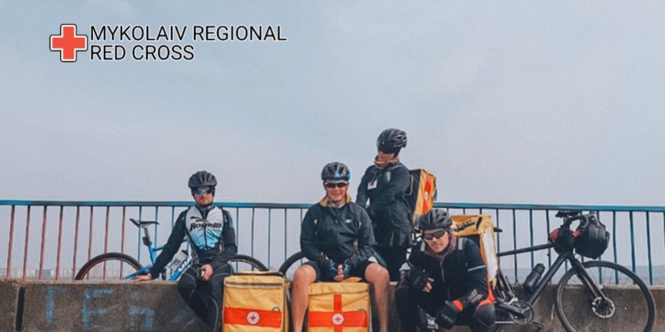У Миколаєві 20 велосипедистів-волонтерів кожного дня доставляють понад 120 гуманітарних наборів до віддалених районів міста