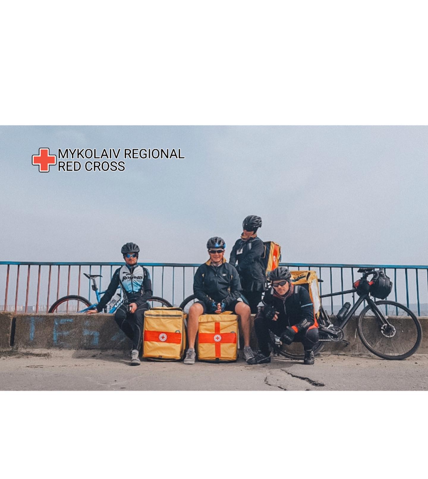 У Миколаєві 20 велосипедистів-волонтерів кожного дня доставляють понад 120 гуманітарних наборів до віддалених районів міста