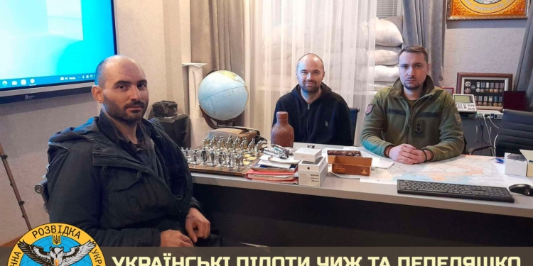 Двох українських пілотів вдалося визволити з російського полону. Вони розповіли про допити і умови тримання полонених українців