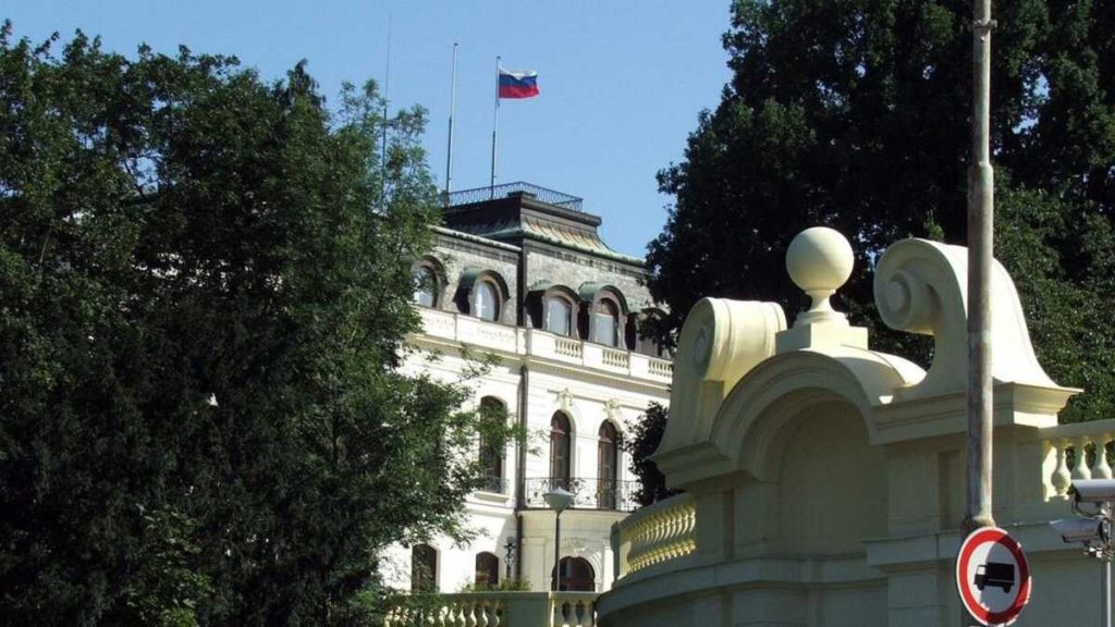 Троллинг 80-го уровня: в Праге переименовали улицу, на которой юридически находится посольство россии, - в улицу Украинских героев 4