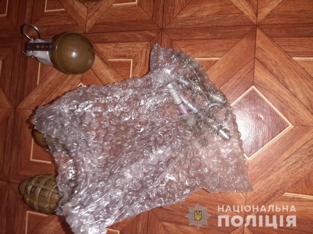 Більше 300 набоїв, рушниця, корпуси гранат і підривачі, приціл та конопля – у Миколаєві поліцейські затримали чоловіка за незаконне зберігання зброї і наркотиків (ФОТО) 22