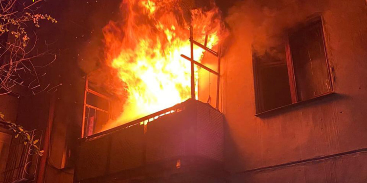 За добу рятувальники загасили у Миколаєві дві пожежі і вилучили 2 рашистських боєприпаси (ФОТО)