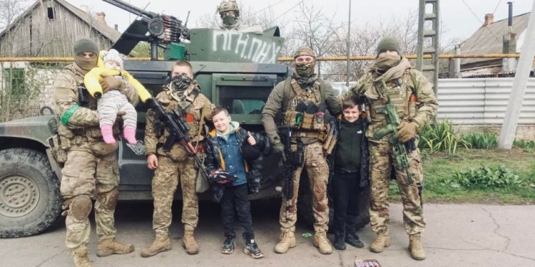 Як при обороні Вознесенська львівські десантники врятували місцевих мешканців, з якими окупанти намагались розправитися (ФОТО)