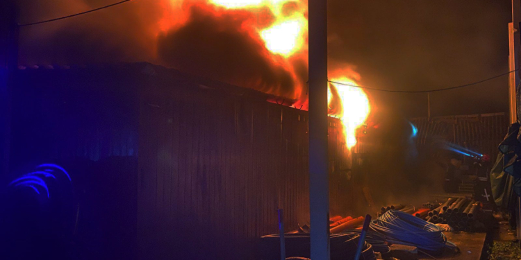 У Миколаєві загасили пожежу, яка спалахнула вночі внаслідок обстрілу окупантами (ФОТО, ВІДЕО)