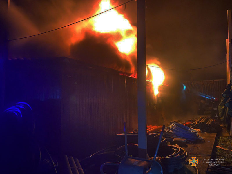У Миколаєві загасили пожежу, яка спалахнула вночі внаслідок обстрілу окупантами (ФОТО, ВІДЕО)