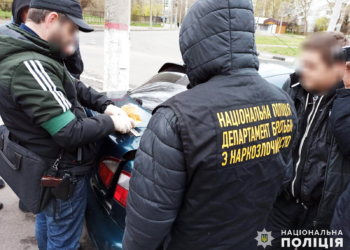 У Миколаєві поліцейські затримали чоловіка з психотропами – збирався їх розповсюджувати (ФОТО)