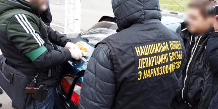 У Миколаєві поліцейські затримали чоловіка з психотропами – збирався їх розповсюджувати (ФОТО)