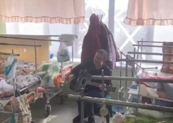 «З такими людьми переможемо завжди»: Святослав Вакарчук відвідав поранених працівниць Миколаївської ОДА і заспівав їм (ВІДЕО)