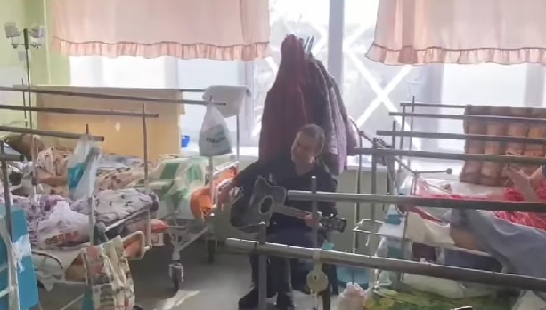 «З такими людьми переможемо завжди»: Святослав Вакарчук відвідав поранених працівниць Миколаївської ОДА і заспівав їм (ВІДЕО)