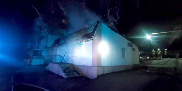 Вночі внаслідок обстрілу загорілась покрівля приватної стоматології у Миколаєві (ФОТО)