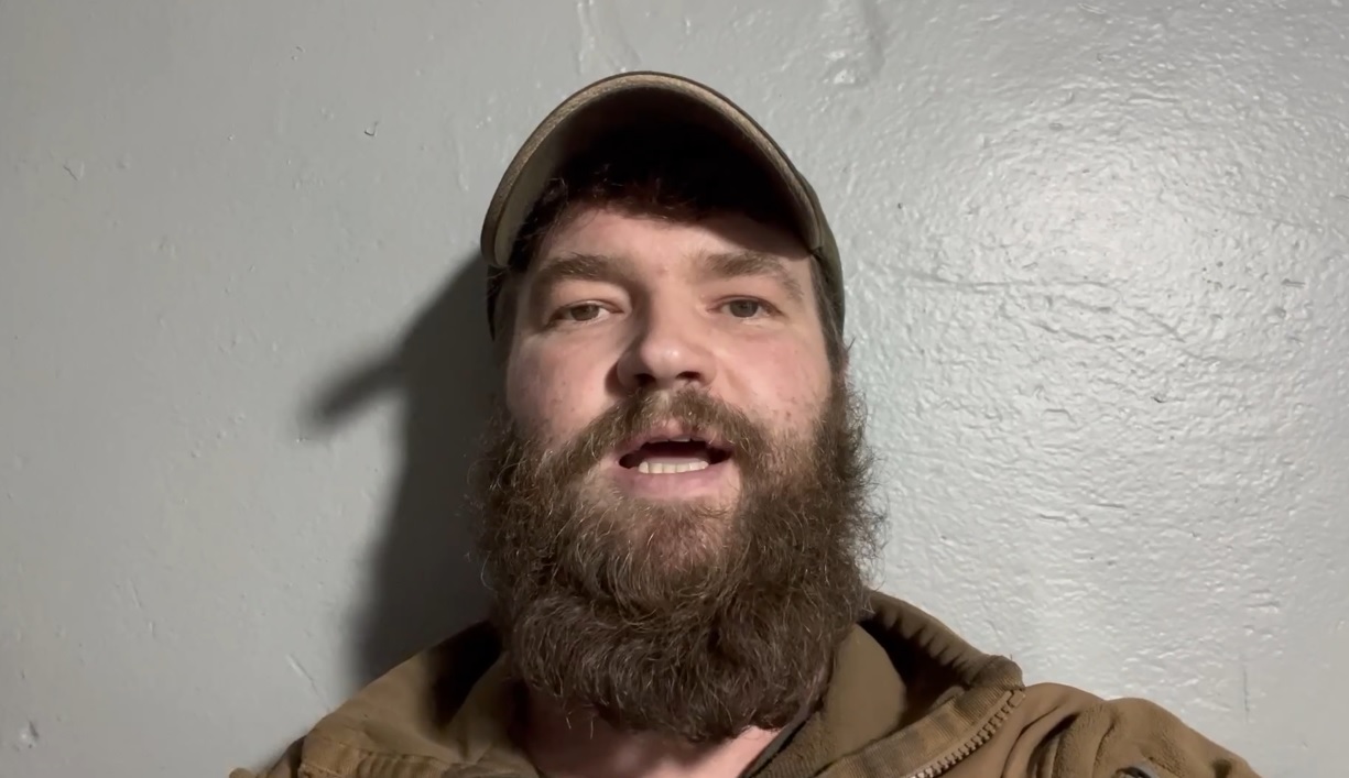 Замкомандиру полку «Азов»: окупанти не дотримали слова – евакуація цивільних з «Азовсталі» не відбулася через постійні бомбардування (ВІДЕО)