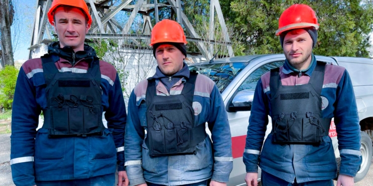 «Миколаївобленерго» придбало для своїх працівників, які ліквідовують аварії, бронежилети та інше захисне спорядження