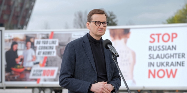 Пробудить совесть западной Европы: премьер Польши Моравецкий открыл акцию билбордов «Stop Russia now!»