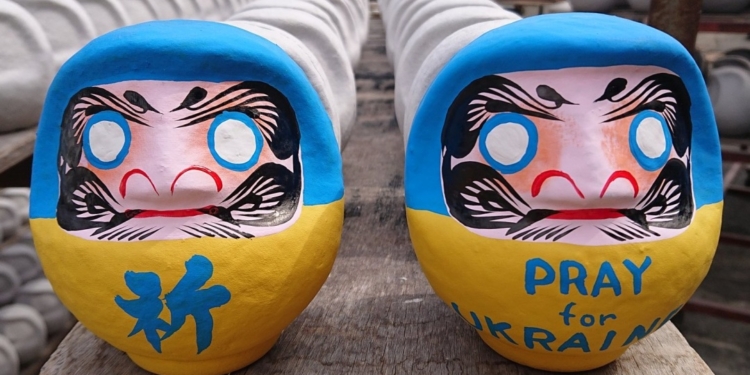 Pray for Ukraine: у Японії створюють ляльки дарума в українських кольорах (ВІДЕО)