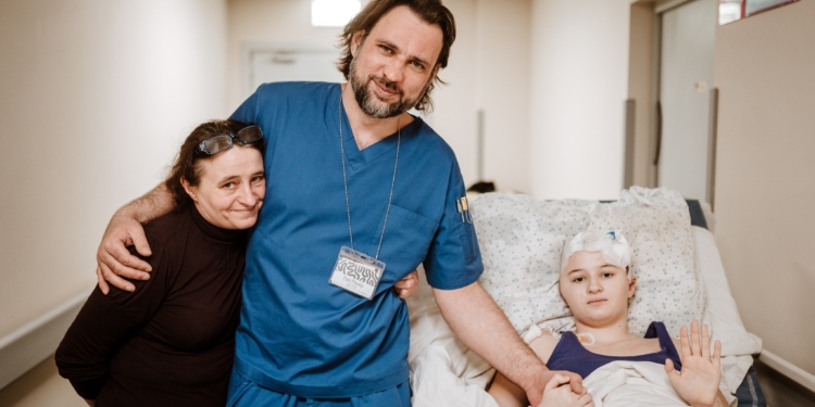 Лікарі «Охматдиту» дістали уламок російського снаряда з голови 13-річної дівчинки з Миколаївської області (ФОТО)