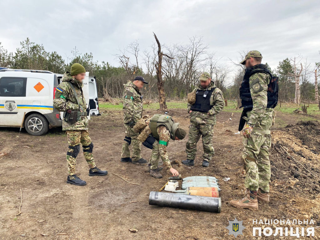 На вихідних поліцейські працювали у черговому звільненому селі на Миколаївщині – документували злочини і розміновували об’єкти (ФОТО, ВІДЕО) 2