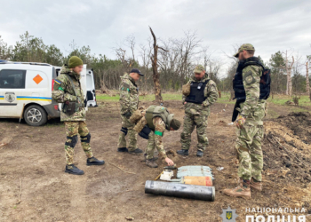 На вихідних поліцейські працювали у черговому звільненому селі на Миколаївщині – документували злочини і розміновували об’єкти (ФОТО, ВІДЕО)