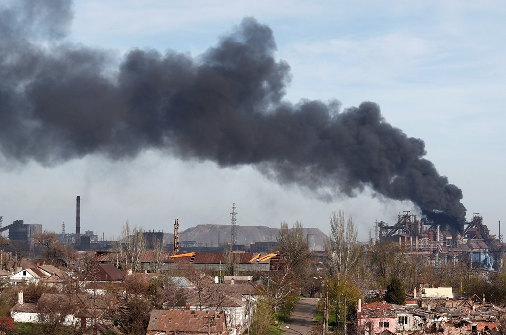 Густой дым поднимается над «Азовсталью» в Мариуполе – СМИ (ФОТО) 3