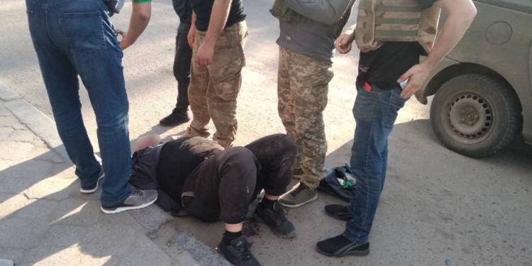 В Миколаєві бійці обласної варти затримали чоловіка, який робив різні нецензурні жести в бік проїжджаючих військових, – в його телефоні знайшли багато «цікавого» (ФОТО)