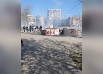 У Херсоні російські військові розігнали мирний мітинг проти так званого “референдуму” (ВІДЕО)